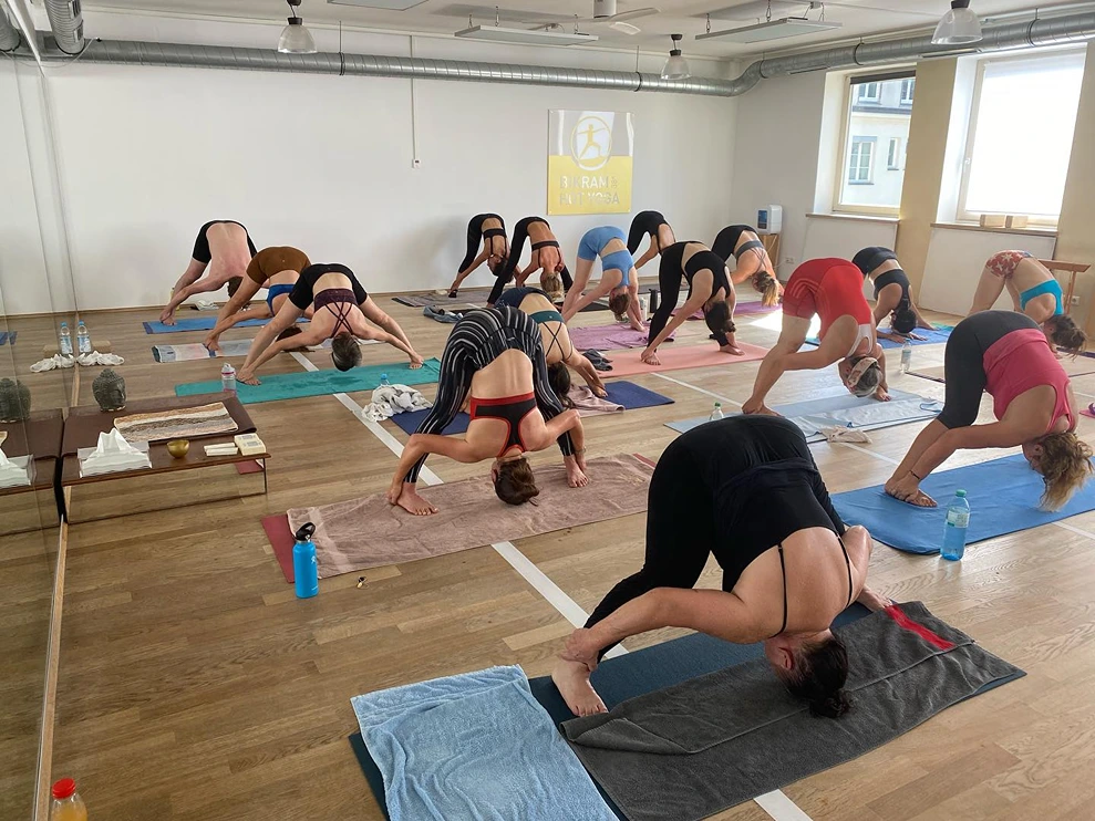 Bikram Hot Yoga Im Tal