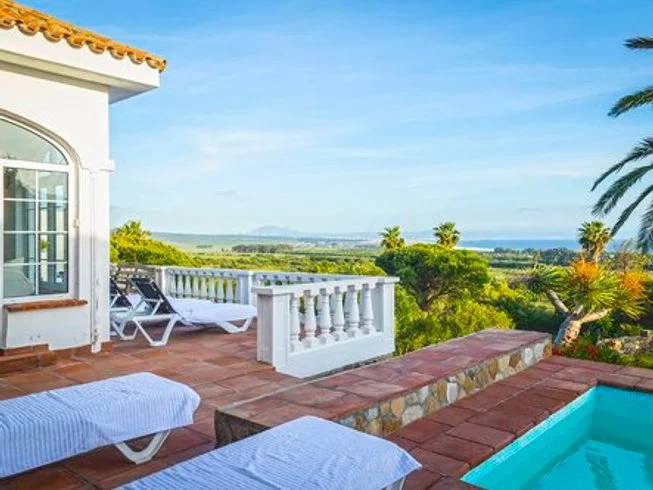 Tree Living Yoga Teacher Trainings & Retreats Cádiz