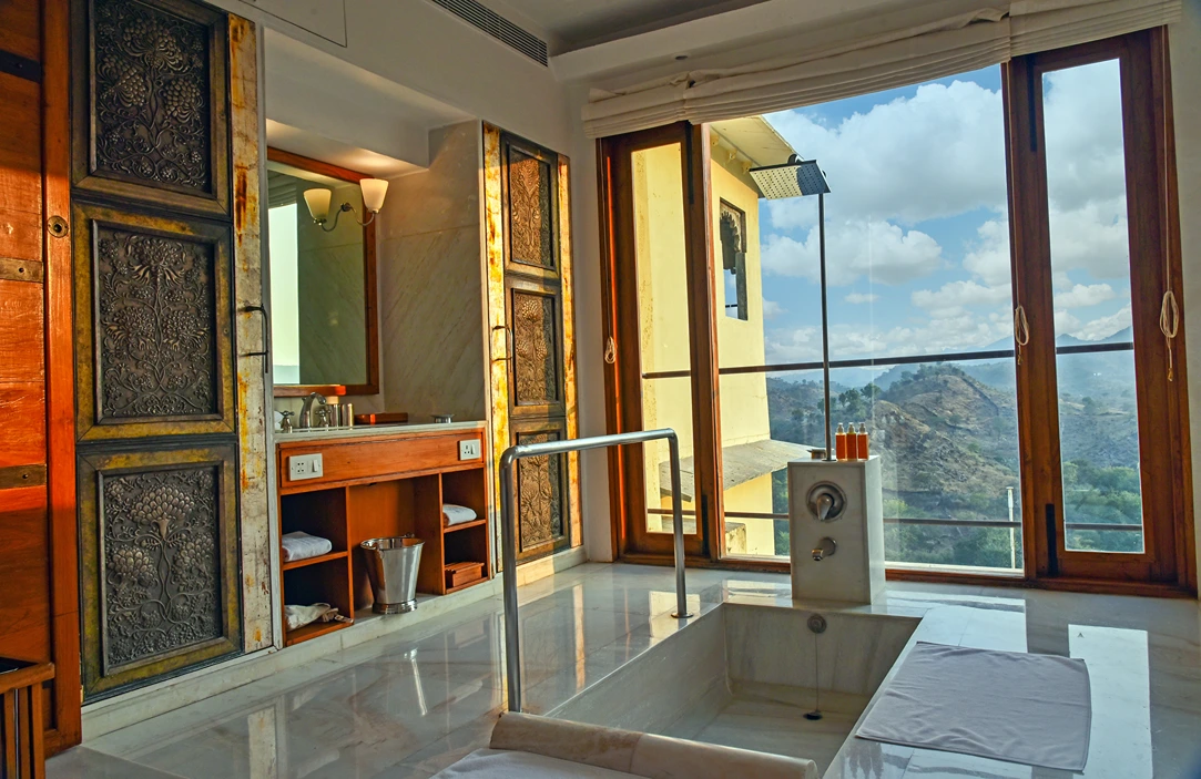 12. aravali suite (bathtub x view of the aravlis) - raas devigarh1729163178.webp